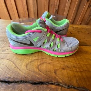 Nike DualFusion Run 2/Athletic Shoes/ Pink and Green/ Youth size 7/599793-036